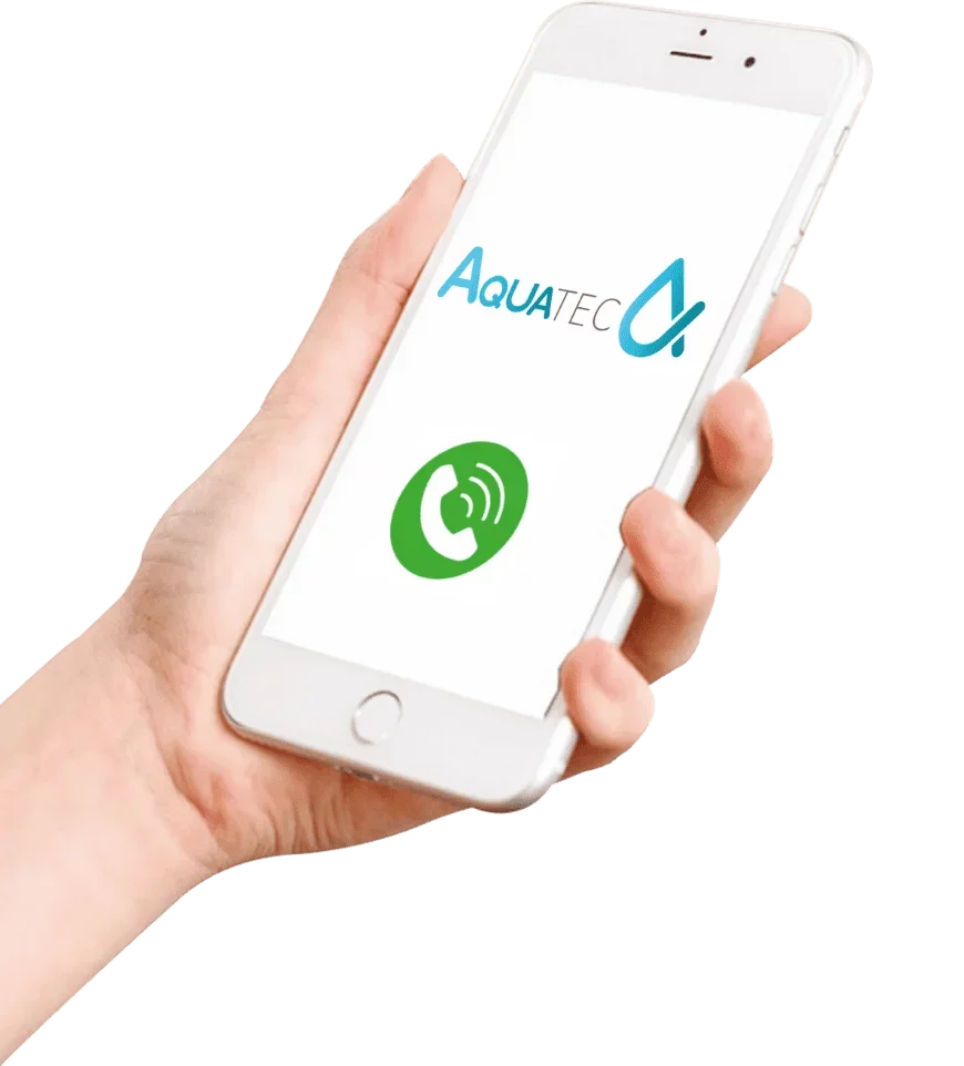 Photo d'une main gauche tenant son smartphone qui appelle Aquatec.