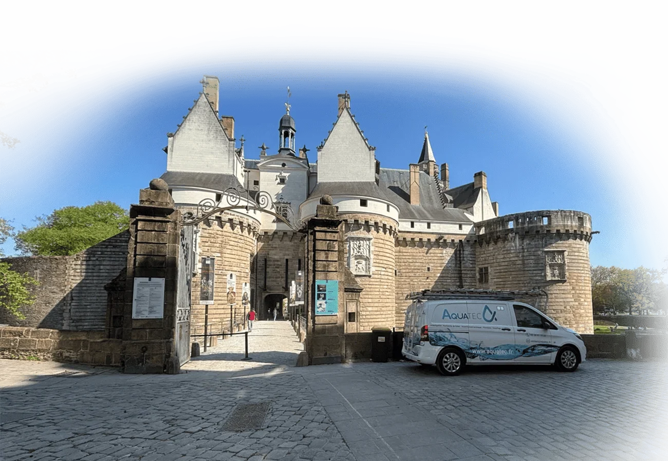 Fourgonnette de Aquatec stationnant devant le château des Ducs de Bretagne, suite à une intervention.
